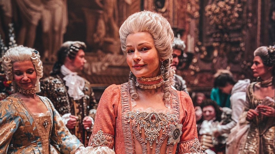 Юлия Пересильд в образе Елизаветы I на съемках исторической картины «Императрицы»