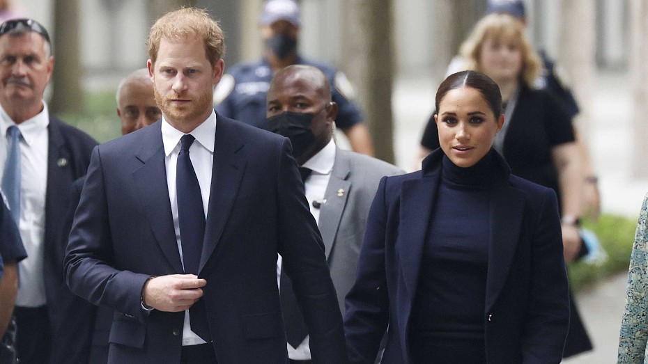 «Этот шаг в их же интересах»: принца Гарри и Меган Маркл призвали прекратить нападки на королевскую семью