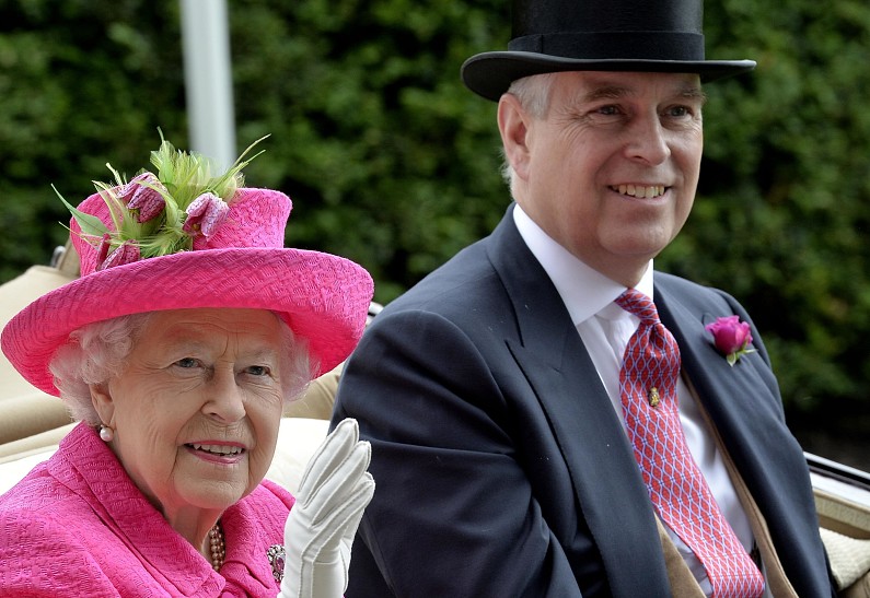 «Эндрю в отчаянии»: какое наследство получил любимый сын Елизаветы II после ее смерти? Рассказываем!