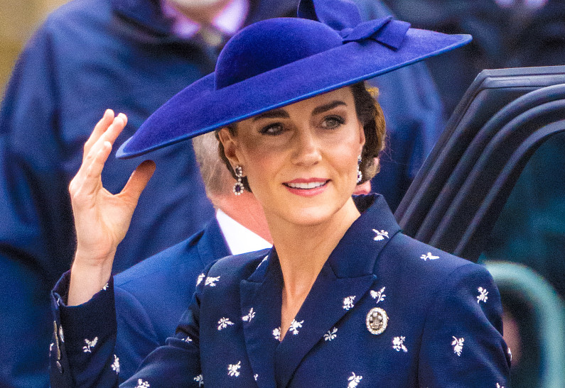 Кейт Миддлтон в изысканном образе чудом избежала публичного конфуза