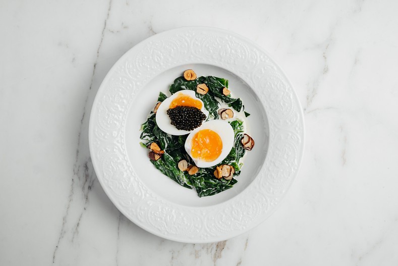 Сливочный шпинат с лесным орехом, мягким яйцом и черной икрой