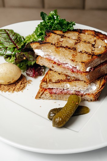 Теплый сэндвич с вяленой уткой, козьим сыром и маслом фуа-гра