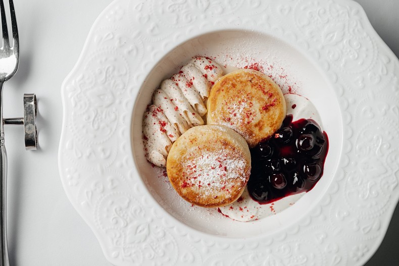 Сырники с ванильной сметаной и ягодами