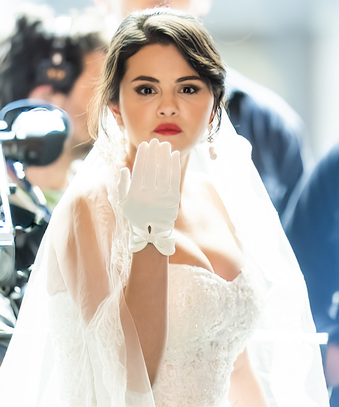 Селена Гомес появилась на публике в свадебном платье. Фото!