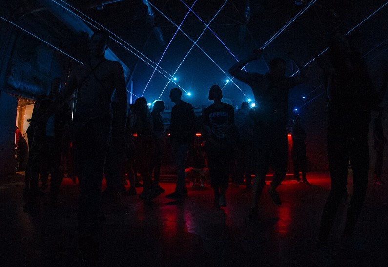 Рейв-медитация и фокус на запахи: Artplay открывает весенний сезон