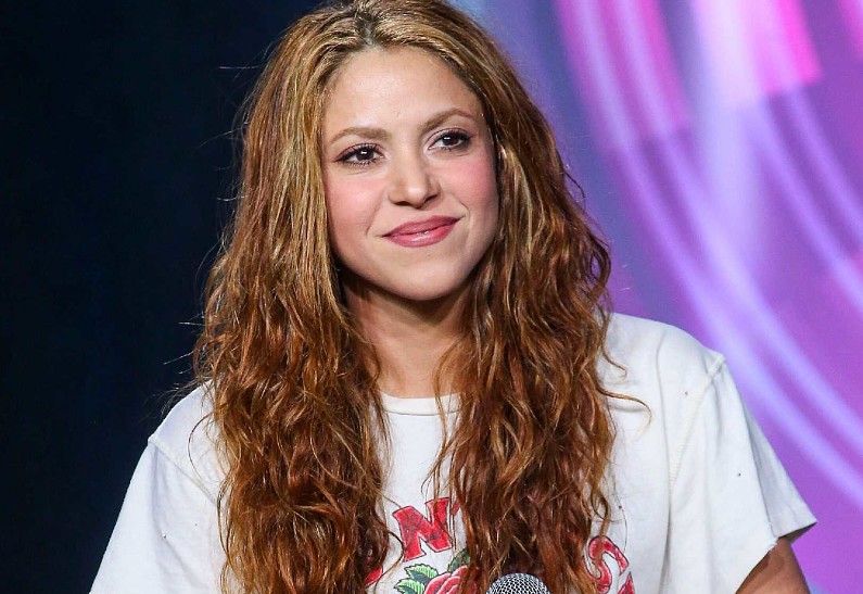 Череда неудач: Шакира никак не может покинуть Испанию. Что случилось?