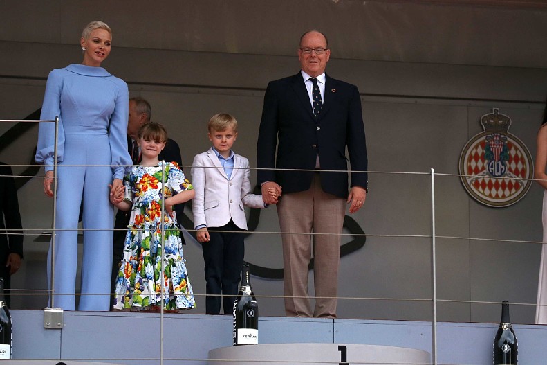 Княгиня Шарлен и князь Альбер с детьми