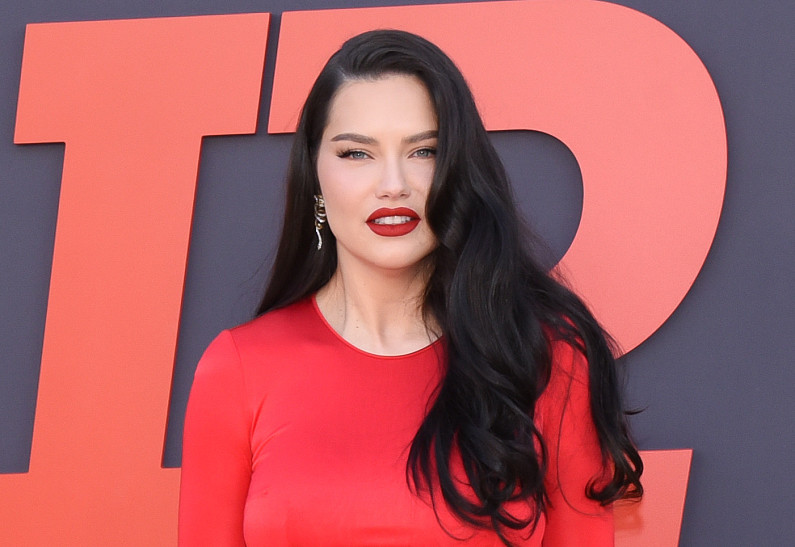 «Уже не будет прежней»: Адриана Лима показала фигуру в обтягивающем платье спустя полгода после родов и подверглась критике