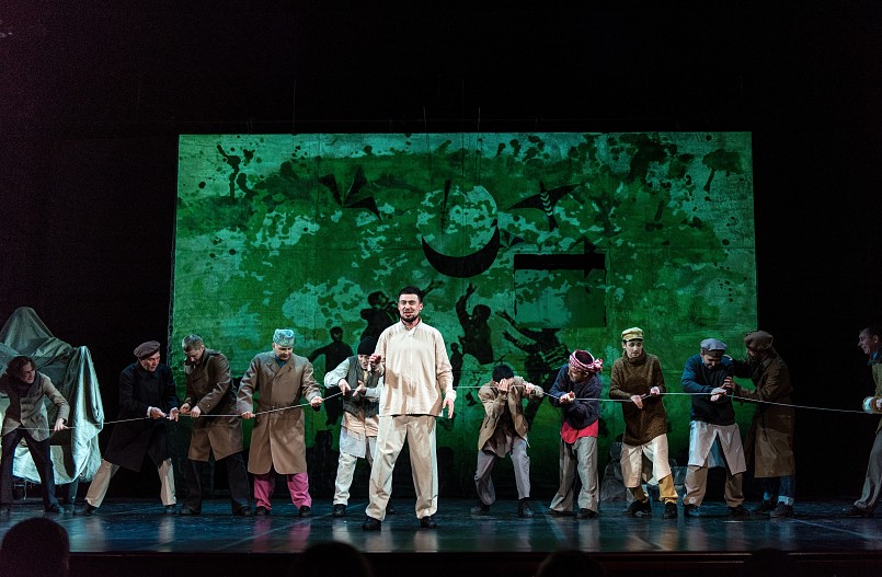 Сцена из спектакля «Жил Артыннан/ Бегущий за ветром»