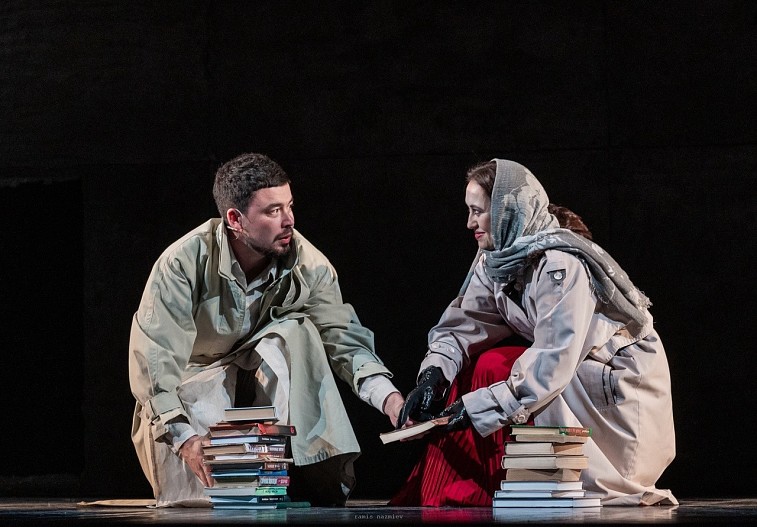 Сцена из спектакля «Жил Артыннан/ Бегущий за ветром»