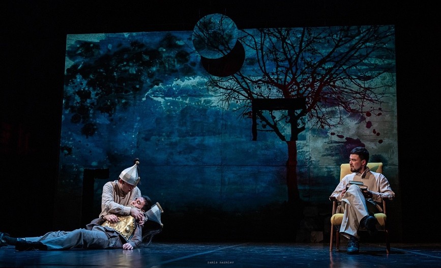 Сцена из спектакля «Жил Артыннан/ Бегущий за ветром»