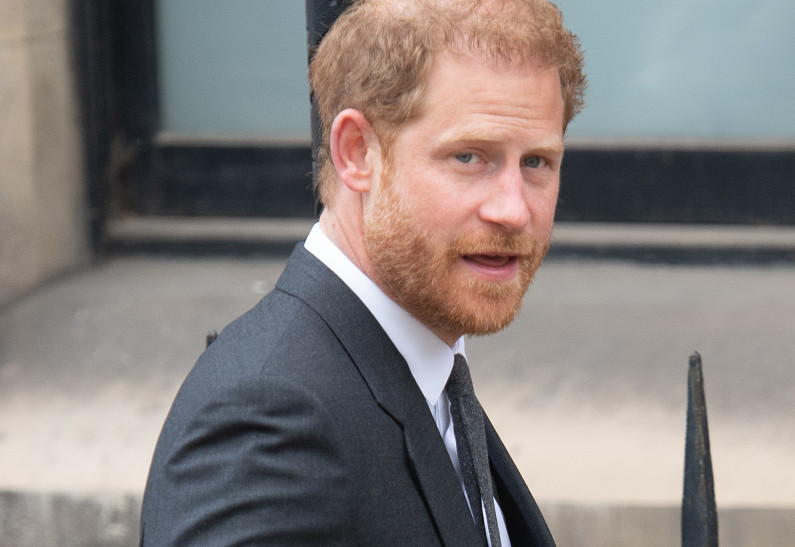 Принц Гарри побоялся встречаться с разгневанным Карлом III. Новые подробности визита в Великобританию