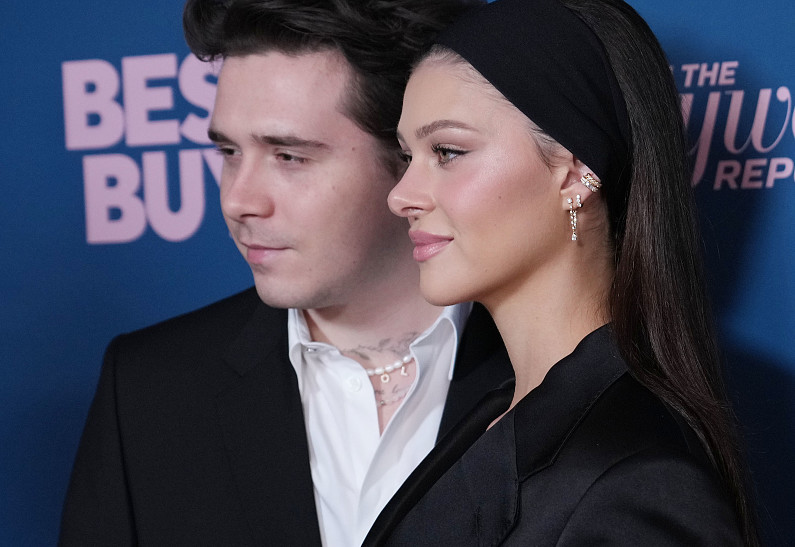 Конец конфликта? Никола Пельтц и Бруклин Бекхэм посетили показ Виктории Бекхэм 