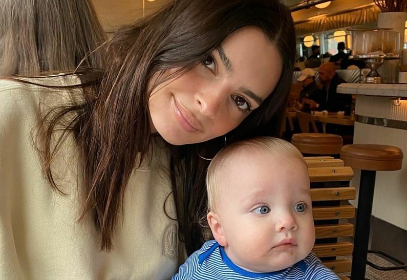 Эмили Ратаковски показала редкие фото с сыном в честь его дня рождения