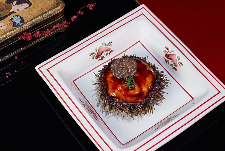 Запеченный еж, лангустин, трюфель