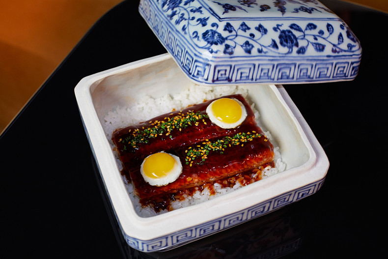 Унадзю (угорь с рисом и перепелиным яйцом)