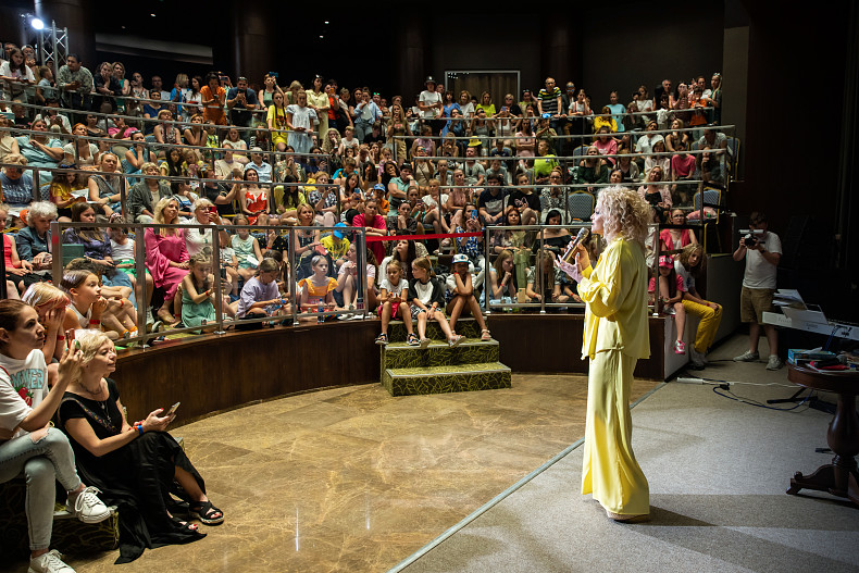 Лариса Долина