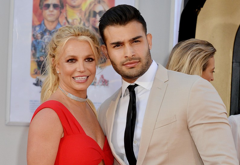 «Снял кольцо»: Сэм Асгари ответил на слухи о разводе с Бритни Спирс. Подробности!