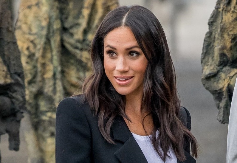 Постановочные фото: Меган Маркл использует тайный жест для привлечения папарацци