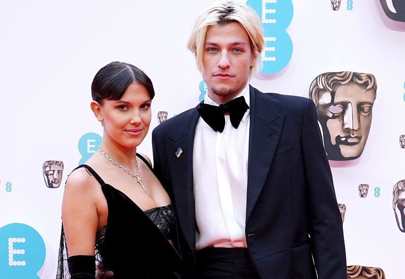 Милли Бобби Браун показала помолвочное кольцо с бриллиантом. Фото!