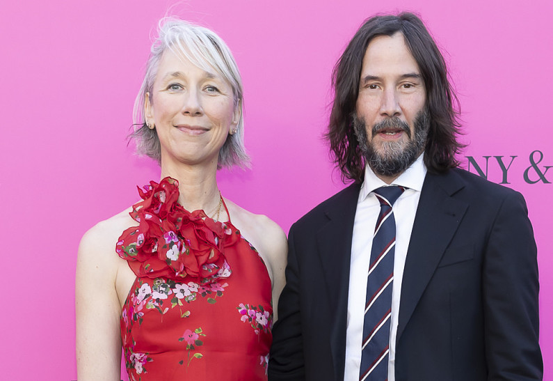 Нежный поцелуй: Киану Ривз и Александра Грант проявили чувства на ковровой дорожке. Фото!