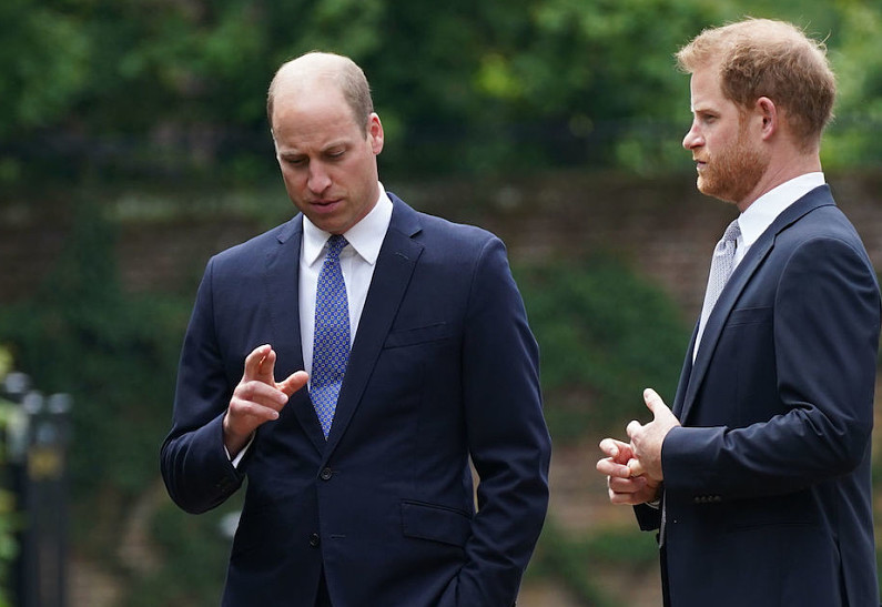 Принц Уильям и принц Гарри отказались общаться друг с другом на коронации Карла III