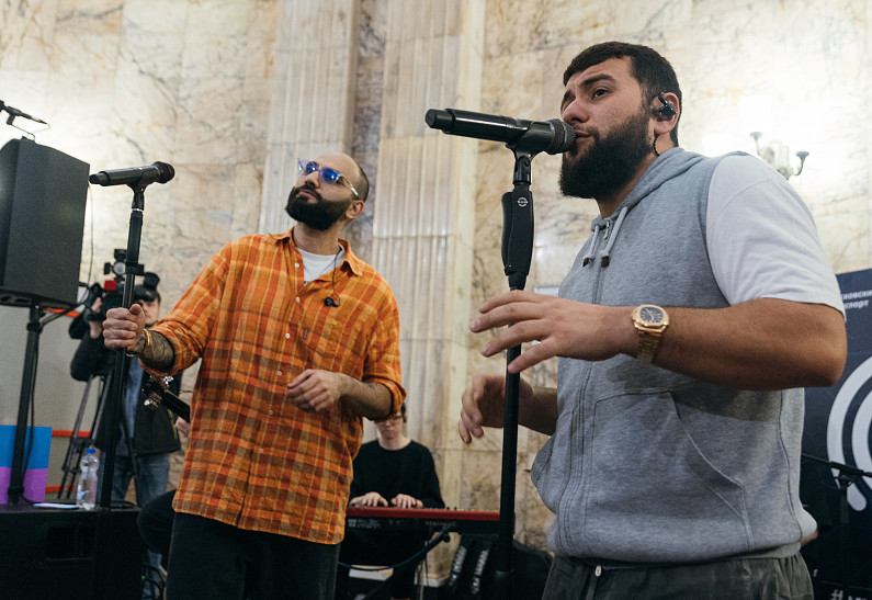 HammAli & Navai устроили концерт в метро