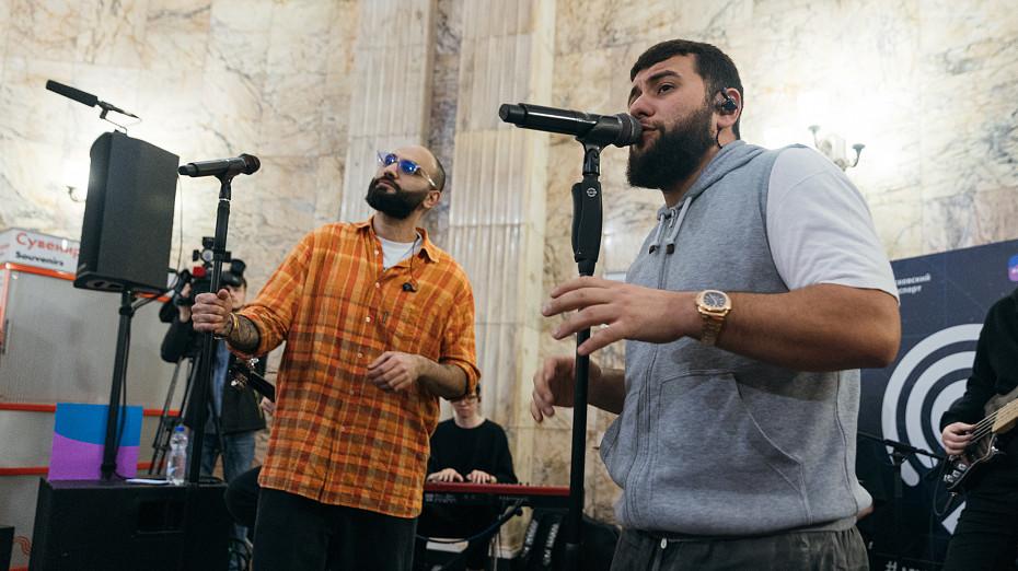 HammAli & Navai устроили концерт в метро