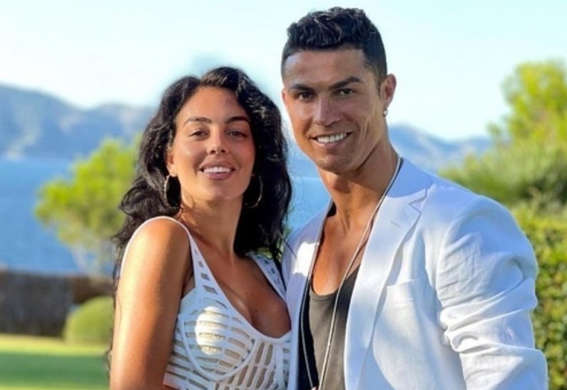 «Папочка тебя очень любит!»: Криштиану Роналду опубликовал редкое фото с годовалой дочерью, потерявшей брата-близнеца