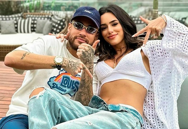 Неймар и его возлюбленная объявили, что ждут ребенка