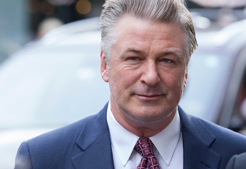 Алек Болдуин возвращается к работе после того, как с него сняли уголовные обвинения