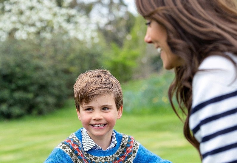 Какой тайный смысл скрывают новые фотографии принца Луи в честь его дня рождения? Рассказываем!