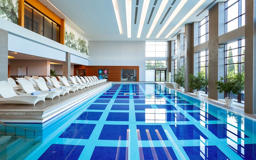 Закрытый бассейн и зона отдыха в SPA SIBO