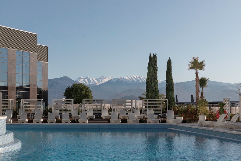 Вид на горы из открытого бассейна отеля Radisson Collection Paradise Resort & Spa, Sochi