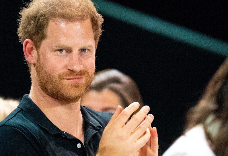 Королевскую семью просят подать в суд на принца Гарри. Подробности!