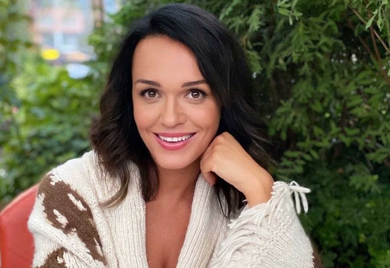 «Бабуля-то»: Слава и Natan провели ночь в караоке