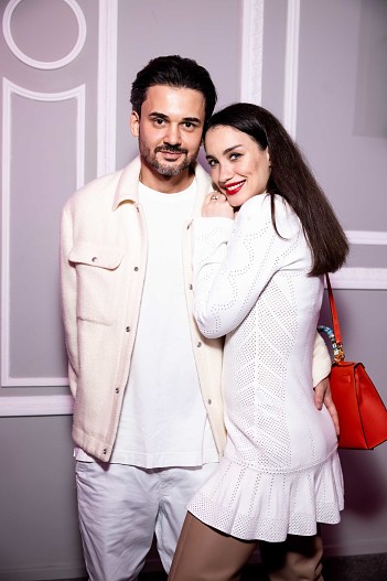 Виктория Дайнеко со спутником