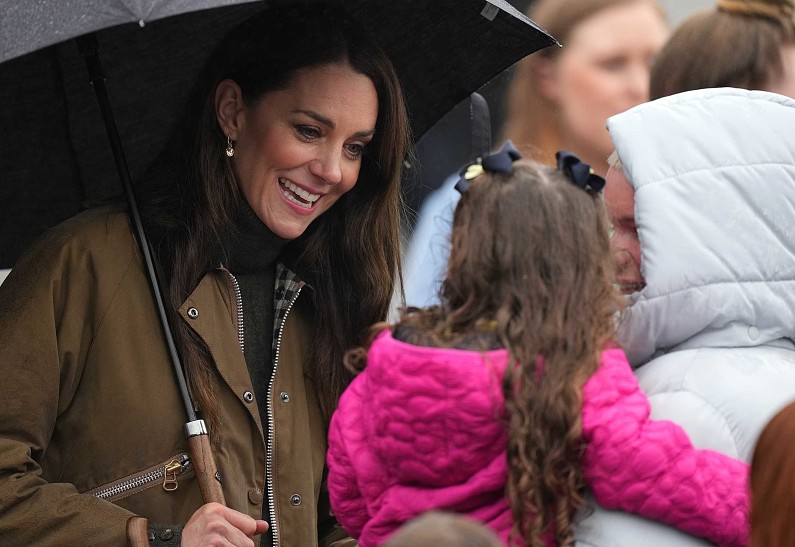 Кейт Миддлтон растрогала поклонников, позволив годовалой малышке поиграть с ее дизайнерской сумкой