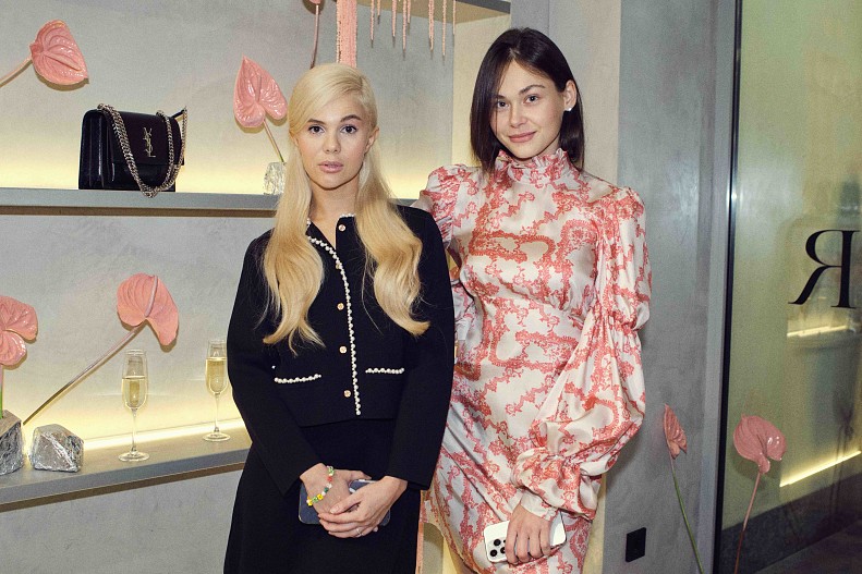 Основательница бутика Олеся Суханова(слева) с художницей Татьяной Пановой