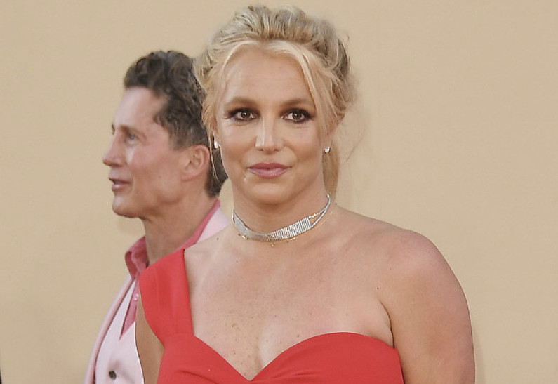 Менеджер Бритни Спирс заставляет ее работать над новой музыкой. Подробности!