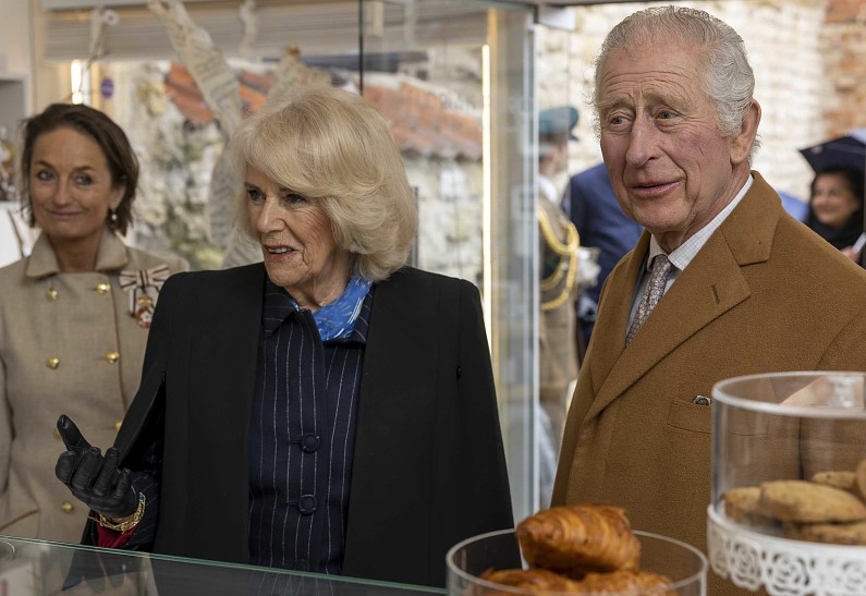 Карла III и королеву-консорта Камиллу освистала толпа. Что случилось?