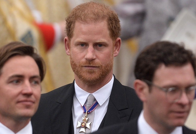 Что это было? Визит принца Гарри на коронацию Карла III вызвал недоумение у членов королевской семьи