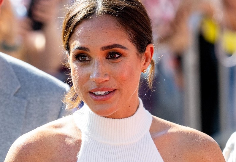 «Удалось пробраться на коронацию»: королевская семья публично высмеяла Меган Маркл, которая не приехала на коронацию