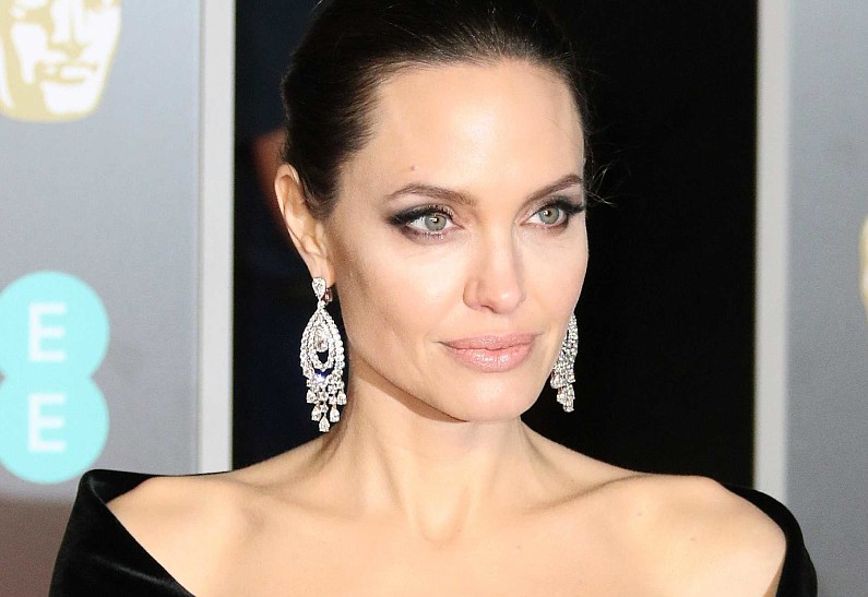 Анджелина Джоли откровенно рассказала о пережитых серьезных операциях