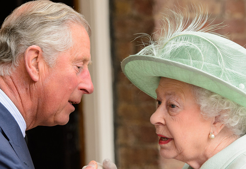 Какое правило покойной королевы Карл III нарушил на коронации? Рассказываем!