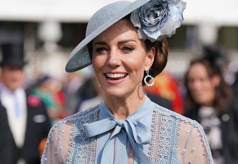 Кейт Миддлтон в нежном-голубом платье посетила ежегодную вечеринку в саду Букингемского дворца. Фото!