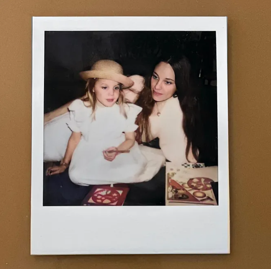 Анджелина Джоли со своей мамой