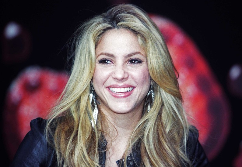 А как же Том Круз? Шакира проводит время с гонщиком Формулы-1 Льюисом Хэмилтоном