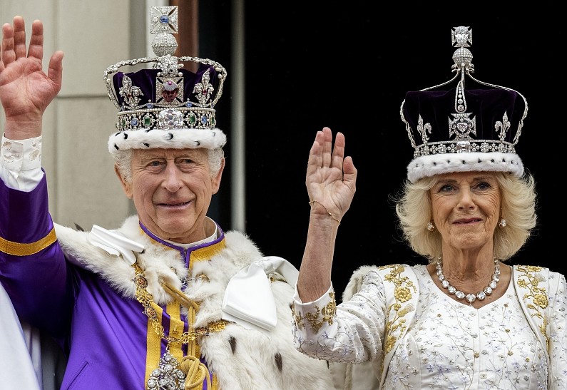 Какие детали скрыты на новых портретах Карла III и королевы Камиллы с семьей? Рассказываем!