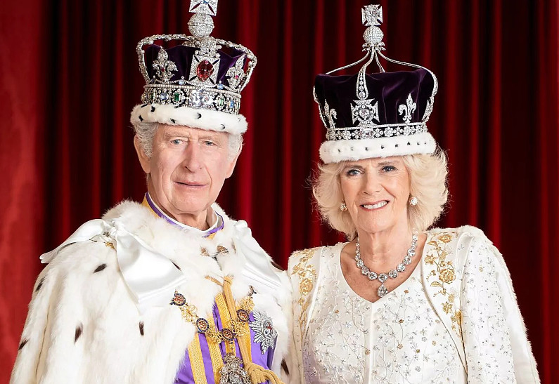 «Темнокожие статуи»: что не так с новым официальным портретом королевы Камиллы?